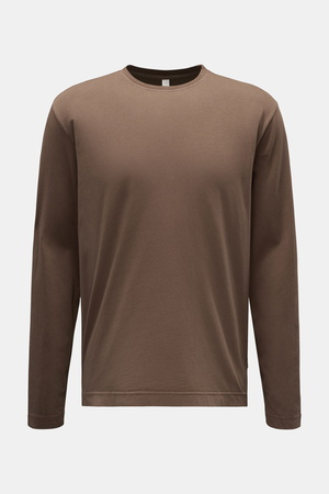 04651 / A trip in a bag - Herren - Rundhals-Longsleeve 'Oyster Jersey Tee' braun